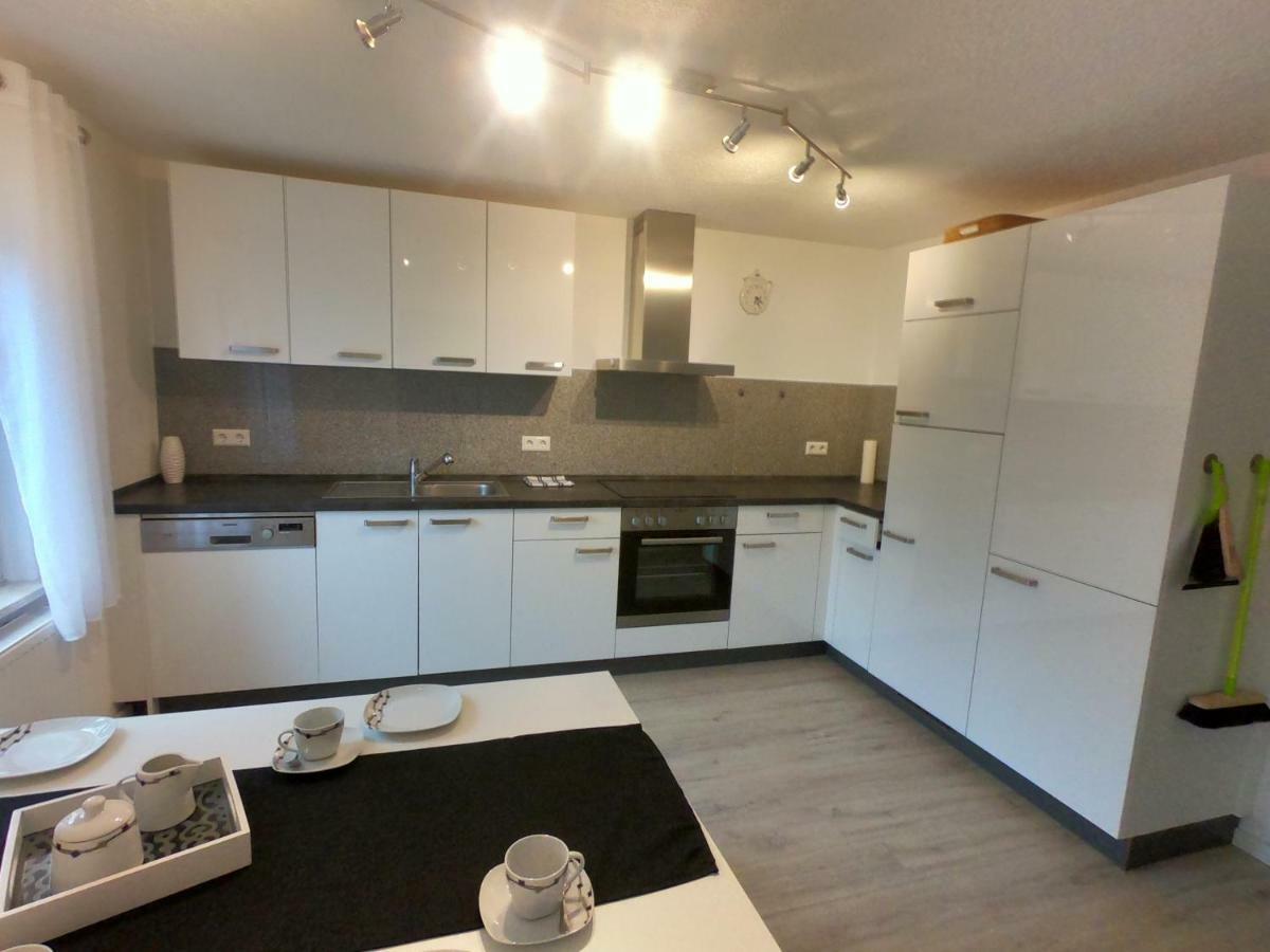 Moderne Helle 2,5 Zimmer Wohnung Mit Grossem Bad Und Kueche In Троссинген Экстерьер фото